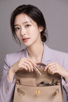 JPG 편집이미지 옷 여자 패션 가방 장신구 정장 성인 일상 화장 뷰티 화장품 비즈니스우먼 연보라색 소지품 의료성형뷰티 스타일 편집실사 AI인물포토 AI콘텐츠 잡화 비즈니스 사람 라이프 보라색 직장인 CG 오브젝트 파일형식 AI포토 직업 컬러 생활