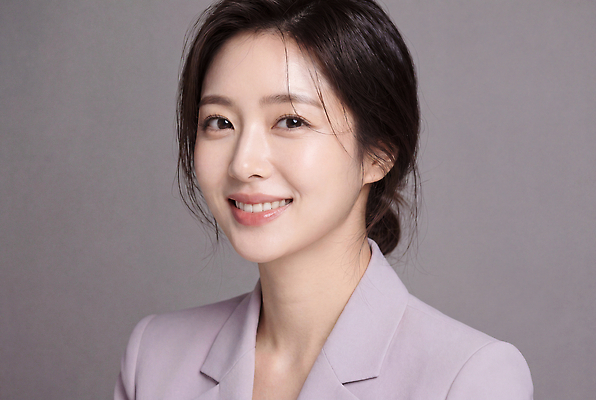 JPG 모델 편집이미지 여자 패션 포즈 스튜디오 표정 웃음 정장 성인 촬영 비즈니스우먼 연보라색 뷰티풀 의료성형뷰티 편집실사 AI인물포토 AI콘텐츠 옷 비즈니스 사람 보라색 직장인 CG 파일형식 AI포토 직업 컬러