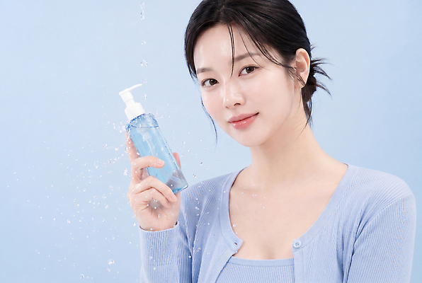 JPG 편집이미지 여자 하늘색 미소 성인 뷰티 화장품 피부관리 스킨케어 기초화장품 의료성형뷰티 스플래쉬 편집실사 AI인물포토 AI콘텐츠 표정 사람 파란색 CG 파일형식 AI포토 컬러