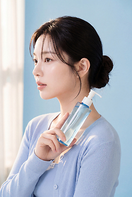 JPG 편집이미지 여자 패션 하늘색 생각 표정 성인 일상 화장 뷰티 화장품 상품 피부 피부관리 스킨케어 세안제 의료성형뷰티 편집실사 AI인물포토 AI콘텐츠 사람 라이프 신체부위 파란색 CG 세안용품 파일형식 AI포토 컬러 생활용품 생활 오브젝트