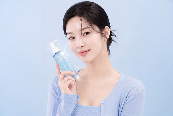 JPG 모델 편집이미지 여자 얼굴 포즈 하늘색 미소 성인 뷰티 화장품 피부 피부관리 스킨케어 세안제 청순 의료성형뷰티 편집실사 AI인물포토 AI콘텐츠 컨셉 표정 사람 신체부위 파란색 CG 세안용품 파일형식 AI포토 컬러 생활용품 오브젝트