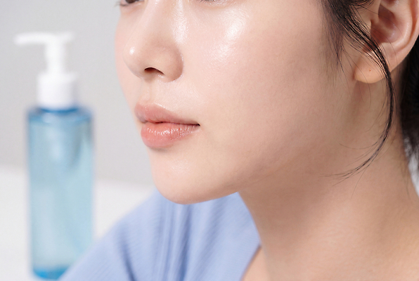 JPG 편집이미지 여자 얼굴 하늘색 실내 관리 상반신 성인 뷰티 촬영 화장품 용기 상품 피부 피부관리 스킨케어 의료성형뷰티 피부톤 편집실사 AI인물포토 AI콘텐츠 그릇 사람 내부 신체부위 파란색 CG 파일형식 AI포토 식기 컬러
