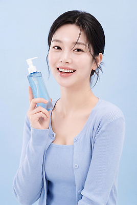 JPG 편집이미지 여자 포즈 하늘색 웃음 성인 일상 촬영 화장품 상품 피부 피부관리 스킨케어 의료성형뷰티 편집실사 AI인물포토 AI콘텐츠 표정 사람 라이프 신체부위 파란색 뷰티 CG 파일형식 AI포토 컬러 생활