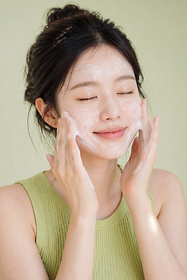 JPG 편집이미지 여자 얼굴 미소 성인 일상 초록색 뷰티 청결 화장품 세수 피부관리 스킨케어 보습 세안제 의료성형뷰티 편집실사 AI인물포토 AI콘텐츠 컬러 표정 사람 라이프 신체부위 위생 CG 세안용품 파일형식 AI포토 생활용품 생활 오브젝트
