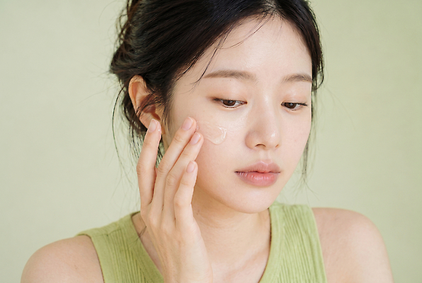 컬러 사람 내부 신체부위 뷰티 CG 파일형식 AI포토 스킨케어 여자 실내 피부 화장품 크림 화장 피부관리 거울 얼굴 건강 촬영 JPG 편집이미지 편집실사 의료성형뷰티 성인 초록색 AI인물포토 AI콘텐츠
