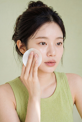 JPG 편집이미지 여자 얼굴 관리 성인 초록색 화장 뷰티 화장품 세수 집중 피부관리 스킨케어 패드 자기관리 의료성형뷰티 편집실사 AI인물포토 AI콘텐츠 컬러 컨셉 사람 신체부위 청결 CG 파일형식 AI포토 위생