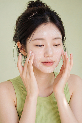 JPG 편집이미지 여자 얼굴 건강 성인 일상 초록색 뷰티 청결 화장품 세수 피부 피부관리 스킨케어 클렌징 의료성형뷰티 편집실사 AI인물포토 AI콘텐츠 컬러 사람 라이프 신체부위 위생 CG 파일형식 AI포토 생활