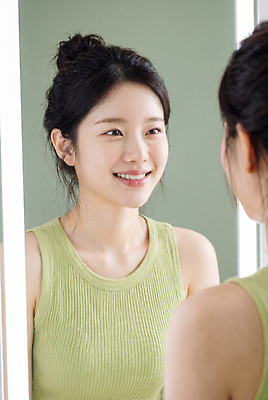 JPG 편집이미지 헤어스타일 여자 패션 실내 미소 성인 초록색 거울 즐거움 피부관리 스킨케어 의료성형뷰티 편집실사 AI인물포토 AI콘텐츠 감정 컬러 표정 사람 내부 뷰티 CG 파일형식 AI포토