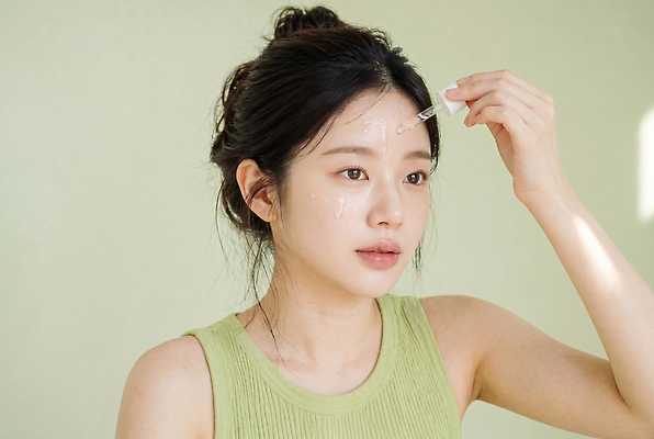 JPG 편집이미지 여자 얼굴 건강 관리 성인 초록색 청춘 화장 뷰티 집중 피부 피부관리 스킨케어 의료성형뷰티 세럼 편집실사 AI인물포토 AI콘텐츠 컬러 컨셉 사람 신체부위 화장품 CG 파일형식 AI포토
