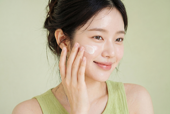 JPG 편집이미지 여자 행복 얼굴 건강 웃음 성인 생활 초록색 화장 뷰티 촬영 화장품 크림 피부관리 스킨케어 의료성형뷰티 편집실사 AI인물포토 AI콘텐츠 감정 컬러 표정 사람 신체부위 CG 파일형식 AI포토