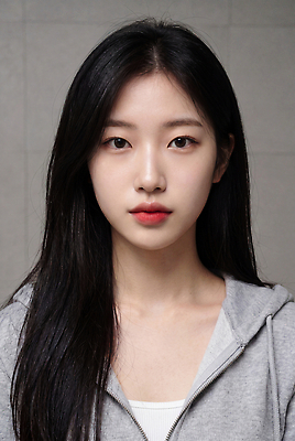 JPG 편집이미지 여자 표정 성인 앞모습 청춘 머리카락 촬영 회색 후드티셔츠 배꼽티 의료성형뷰티 편집실사 AI인물포토 AI콘텐츠 뷰포인트 컬러 컨셉 티셔츠 사람 머리 CG 파일형식 AI포토 셔츠 신체부위 상의 옷