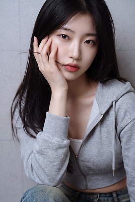 JPG 모델 편집이미지 옷 여자 얼굴 벽 포즈 미소 성인 회색 후드티셔츠 배꼽티 의료성형뷰티 스타일 편집실사 AI인물포토 AI콘텐츠 컬러 티셔츠 표정 사람 신체부위 CG 파일형식 AI포토 셔츠 상의