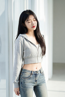 JPG 편집이미지 옷 여자 패션 성인 일상 빛 방 청바지 편안함 후드티셔츠 배꼽티 의료성형뷰티 스타일 편집실사 AI인물포토 AI콘텐츠 티셔츠 바지 사람 라이프 감각 CG 파일형식 AI포토 셔츠 하의 생활 상의
