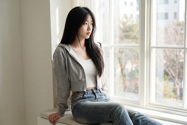JPG 편집이미지 응시 옷 여자 성인 야외 일상 햇빛 방 편안함 창가 배꼽티 의료성형뷰티 편집실사 AI인물포토 AI콘텐츠 시선 창문 사람 라이프 빛 감각 CG 파일형식 AI포토 생활