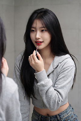 JPG 편집이미지 여자 함께함 실내 표정 성인 일상 화장 뷰티 머리카락 거울 립스틱 배꼽티 의료성형뷰티 스타일 외모 편집실사 AI인물포토 AI콘텐츠 컨셉 사람 내부 라이프 머리 화장품 CG 파일형식 AI포토 생활 신체부위