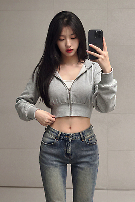 JPG 편집이미지 옷 여자 패션 실내 성인 일상 캐주얼 촬영 거울 회색 청바지 셀프카메라 후드티셔츠 배꼽티 의료성형뷰티 스타일 편집실사 AI인물포토 AI콘텐츠 컬러 티셔츠 바지 사람 내부 라이프 사진촬영 CG 파일형식 AI포토 셔츠 하의 생활 상의