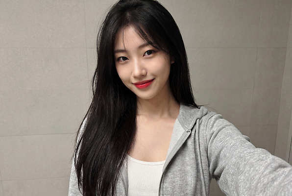 JPG 편집이미지 헤어스타일 여자 얼굴 실내 미소 성인 일상 머리카락 촬영 셀프카메라 배꼽티 의료성형뷰티 편집실사 AI인물포토 AI콘텐츠 표정 사람 내부 라이프 신체부위 머리 사진촬영 CG 파일형식 AI포토 생활
