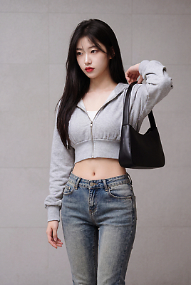JPG 편집이미지 여자 패션 포즈 가방 실내 청년 성인 회색 청바지 배꼽티 의료성형뷰티 스타일 편집실사 AI인물포토 AI콘텐츠 잡화 컬러 바지 사람 내부 CG 파일형식 AI포토 하의 옷