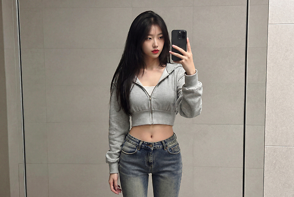 JPG 편집이미지 긴머리 여자 패션 미소 성인 일상 촬영 거울 청바지 셀프카메라 후드티셔츠 배꼽티 의료성형뷰티 스타일 편집실사 AI인물포토 AI콘텐츠 헤어스타일 티셔츠 바지 표정 사람 라이프 사진촬영 CG 파일형식 AI포토 셔츠 하의 생활 옷 상의
