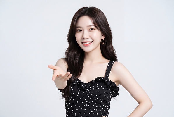 JPG 모델 편집이미지 옷 여자 포즈 미소 성인 검은색 촬영 물방울무늬 손내밀기 의료성형뷰티 편집실사 AI인물포토 AI콘텐츠 컬러 무늬 표정 사람 손짓 CG 파일형식 AI포토 모션