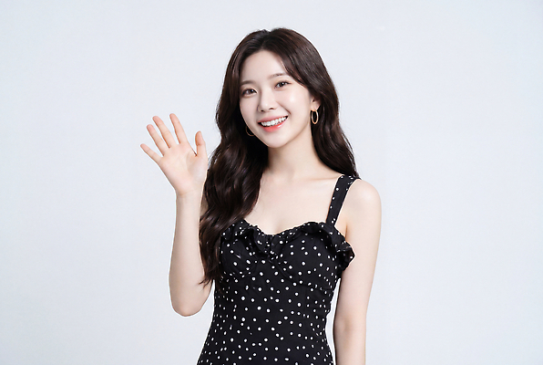 JPG 모델 편집이미지 여자 패션 미소 웃음 성인 유행 검은색 사진촬영 인사 초상화 손흔들기 의료성형뷰티 스타일 편집실사 AI인물포토 AI콘텐츠 컬러 모션 표정 사람 촬영 예절 CG 그림 파일형식 AI포토