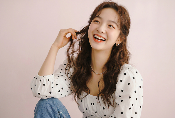 JPG 편집이미지 헤어스타일 여자 행복 포즈 표정 미소 웃음 성인 사진촬영 즐거움 의료성형뷰티 스타일 편집실사 AI인물포토 AI콘텐츠 감정 사람 촬영 CG 파일형식 AI포토