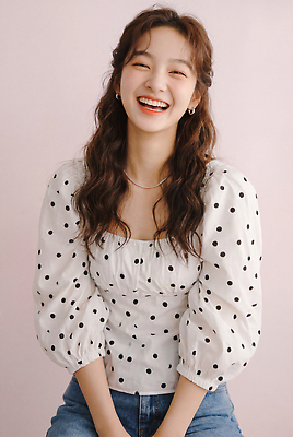 JPG 편집이미지 헤어스타일 여자 포즈 장신구 갈색머리 실내 웃음 성인 촬영 블라우스 의료성형뷰티 편집실사 AI인물포토 AI콘텐츠 상의 표정 사람 내부 CG 파일형식 AI포토 옷