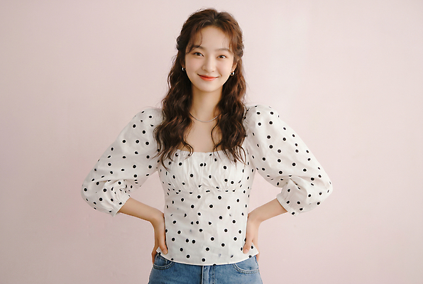 JPG 모델 편집이미지 헤어스타일 옷 여자 패션 포즈 미소 성인 화장 촬영 청바지 의료성형뷰티 스타일 편집실사 AI인물포토 AI콘텐츠 바지 표정 사람 뷰티 CG 파일형식 AI포토 하의