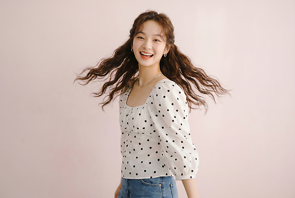 JPG 편집이미지 여자 분홍색 상의 웃음 성인 촬영 청바지 의료성형뷰티 스타일 편집실사 AI인물포토 AI콘텐츠 옷 컬러 바지 표정 사람 CG 파일형식 AI포토 하의