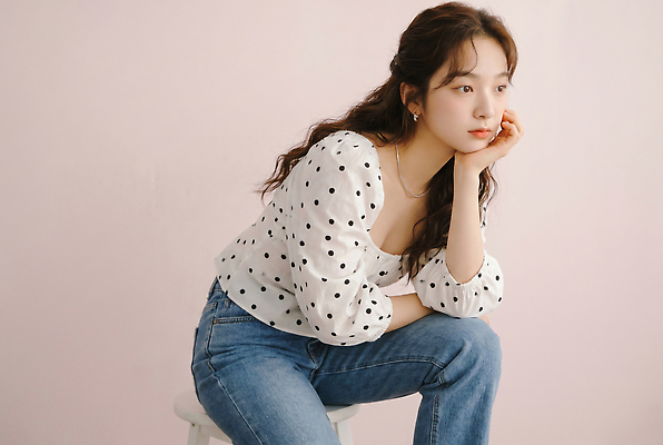 JPG 모델 편집이미지 응시 여자 분홍색 포즈 셔츠 의자 장신구 앉기 성인 청바지 점박이 의료성형뷰티 스타일 편집실사 AI인물포토 AI콘텐츠 시선 컬러 가구 상의 바지 모션 사람 CG 파일형식 AI포토 옷 생활용품 하의 오브젝트