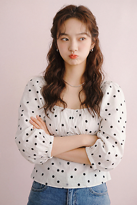 JPG 모델 편집이미지 여자 패션 분홍색 포즈 장신구 성인 팔짱 사진촬영 흰색 웨이브 의료성형뷰티 스타일 편집실사 AI인물포토 AI콘텐츠 컬러 모션 사람 촬영 CG 파일형식 AI포토
