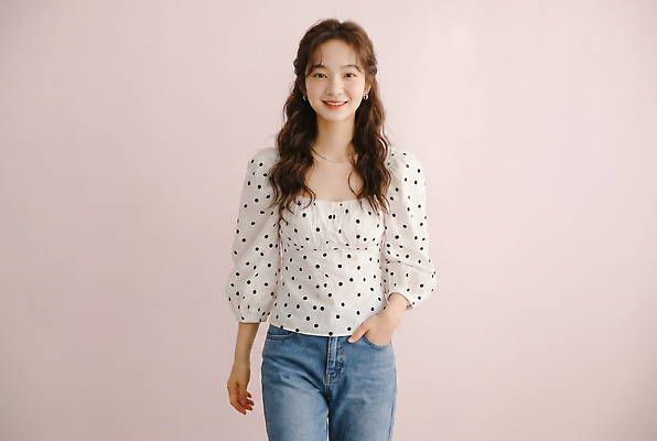 JPG 모델 편집이미지 여자 패션 포즈 스튜디오 웃음 성인 촬영 물방울무늬 청바지 분위기 블라우스 의료성형뷰티 스타일 편집실사 AI인물포토 AI콘텐츠 컨셉 상의 무늬 바지 표정 사람 CG 파일형식 AI포토 옷 하의