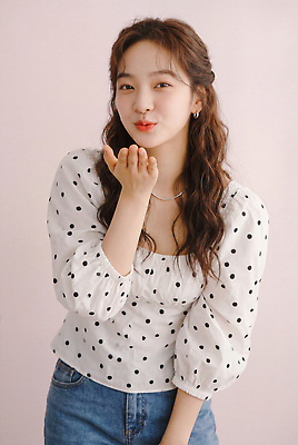 JPG 모델 편집이미지 헤어스타일 여자 패션 포즈 장신구 미소 성인 촬영 물방울무늬 파마 블라우스 의료성형뷰티 스타일 편집실사 AI인물포토 AI콘텐츠 상의 무늬 표정 사람 CG 파일형식 AI포토 옷