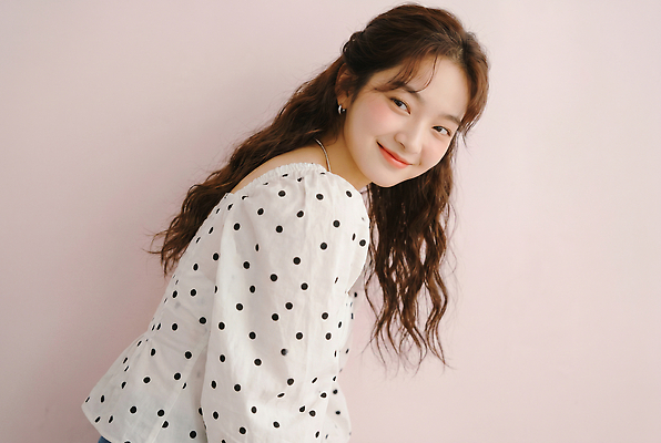 JPG 편집이미지 헤어스타일 여자 포즈 장신구 미소 성인 머리카락 초상화 의료성형뷰티 편집실사 AI인물포토 AI콘텐츠 표정 사람 머리 CG 그림 파일형식 AI포토 신체부위
