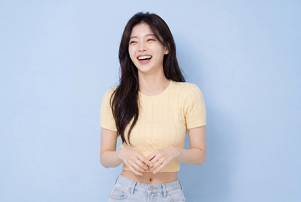 JPG 모델 편집이미지 여자 패션 포즈 상의 미소 웃음 성인 파란색 노란색 사진촬영 편안함 산뜻 의료성형뷰티 스타일 편집실사 AI인물포토 AI콘텐츠 옷 컬러 컨셉 표정 사람 촬영 감각 CG 파일형식 AI포토