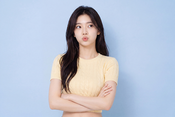 JPG 편집이미지 헤어스타일 여자 포즈 티셔츠 생각 표정 상반신 성인 파란색 노란색 팔짱 고민 의료성형뷰티 스타일 편집실사 AI인물포토 AI콘텐츠 감정 컬러 셔츠 모션 사람 CG 파일형식 AI포토 상의 옷