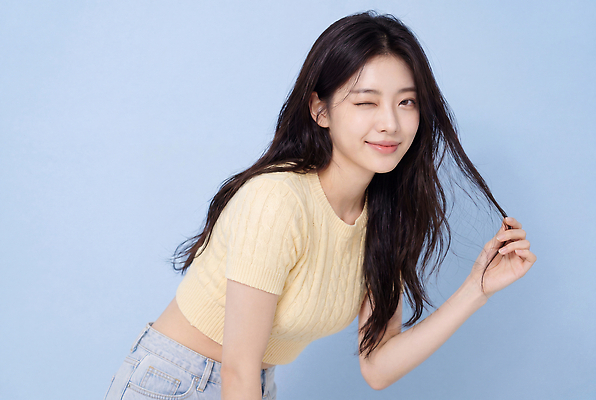 JPG 편집이미지 헤어스타일 여자 패션 윙크 웃음 성인 파란색 노란색 의료성형뷰티 스타일 편집실사 AI인물포토 AI콘텐츠 컬러 표정 사람 CG 파일형식 AI포토