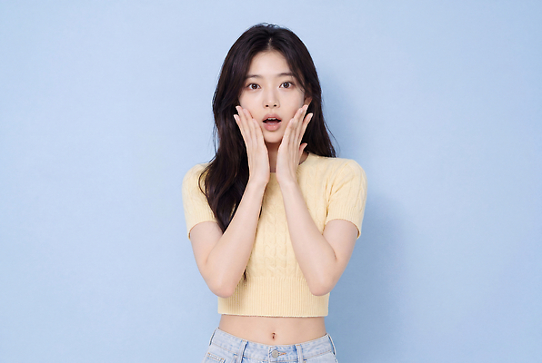 JPG 편집이미지 옷 여자 얼굴 상의 표정 손짓 성인 파란색 노란색 촬영 놀람 의료성형뷰티 편집실사 AI인물포토 AI콘텐츠 감정 컬러 모션 사람 신체부위 CG 파일형식 AI포토