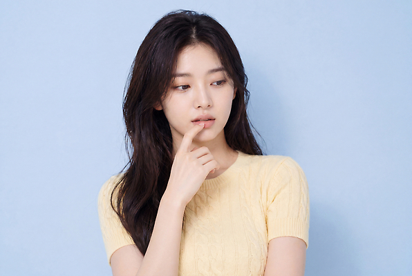 JPG 편집이미지 긴머리 옷 여자 포즈 생각 표정 성인 파란색 노란색 촬영 의료성형뷰티 편집실사 AI인물포토 AI콘텐츠 헤어스타일 컬러 사람 CG 파일형식 AI포토