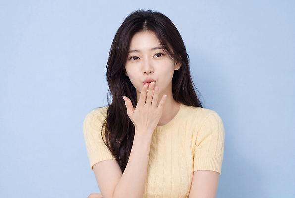 JPG 편집이미지 여자 얼굴 포즈 하늘색 표정 성인 의료성형뷰티 편집실사 AI인물포토 AI콘텐츠 사람 신체부위 파란색 CG 파일형식 AI포토 컬러