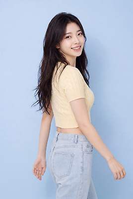 JPG 편집이미지 헤어스타일 옷 여자 패션 포즈 서기 미소 웃음 성인 촬영 청바지 의료성형뷰티 편집실사 AI인물포토 AI콘텐츠 바지 모션 표정 사람 CG 파일형식 AI포토 하의