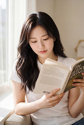 JPG 편집이미지 여자 창 책장 성인 책 소파 독서 햇빛 방 편안함 일과 의료성형뷰티 편집실사 AI인물포토 AI콘텐츠 가구 의자 사람 빛 감각 CG 파일형식 AI포토 생활용품 오브젝트