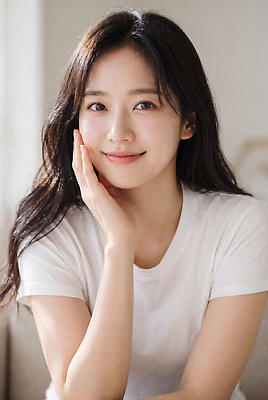JPG 편집이미지 여자 얼굴 아침 표정 웃음 상반신 성인 일상 방 편안함 의료성형뷰티 편집실사 AI인물포토 AI콘텐츠 주간 사람 라이프 신체부위 감각 CG 파일형식 AI포토 자연요소 생활