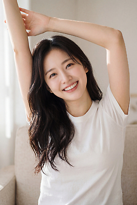 JPG 편집이미지 긴머리 여자 포즈 실내 표정 미소 성인 소파 햇빛 손들기 방 즐거움 일과 의료성형뷰티 편집실사 AI인물포토 AI콘텐츠 헤어스타일 감정 의자 모션 사람 내부 빛 CG 파일형식 AI포토 가구 생활용품 오브젝트