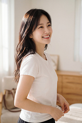 JPG 편집이미지 여자 티셔츠 주택 웃음 성인 일상 생활 옆모습 햇빛 방 편안함 의료성형뷰티 스타일 편집실사 AI인물포토 AI콘텐츠 뷰포인트 셔츠 표정 사람 건물 라이프 빛 감각 CG 파일형식 AI포토 건축물 상의 옷 건축