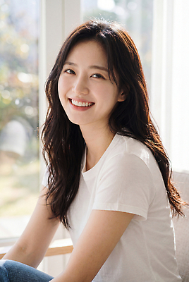 JPG 편집이미지 여자 표정 웃음 성인 일상 햇빛 편안함 창가 즐거움 의료성형뷰티 안락 편집실사 AI인물포토 AI콘텐츠 감정 컨셉 창문 사람 라이프 빛 감각 CG 파일형식 AI포토 생활