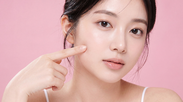 JPG 편집이미지 여자 얼굴 분홍색 손가락 건강 성인 청춘 뷰티 깨끗함 화장품 집중 피부 피부관리 스킨케어 클렌징 의료성형뷰티 편집실사 AI인물포토 AI콘텐츠 손 컬러 컨셉 사람 신체부위 청결 CG 파일형식 AI포토 위생