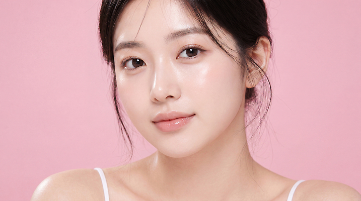 JPG 편집이미지 여자 패션 얼굴 분홍색 표정 미소 성인 깨끗함 촬영 매력적 피부 피부관리 스킨케어 뷰티풀 의료성형뷰티 스타일 편집실사 AI인물포토 AI콘텐츠 컬러 컨셉 사람 신체부위 뷰티 CG 파일형식 AI포토