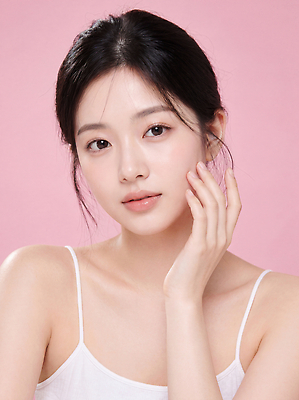 JPG 편집이미지 응시 여자 얼굴 분홍색 포즈 표정 미소 성인 깨끗함 촬영 피부관리 스킨케어 뷰티풀 의료성형뷰티 편집실사 AI인물포토 AI콘텐츠 시선 컬러 컨셉 사람 신체부위 뷰티 CG 파일형식 AI포토