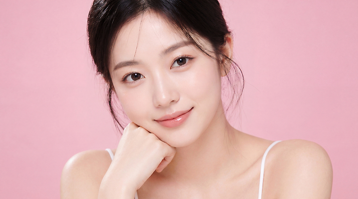 JPG 모델 편집이미지 여자 얼굴 분홍색 포즈 표정 미소 성인 화장 뷰티 깨끗함 피부관리 스킨케어 의료성형뷰티 스타일 편집실사 AI인물포토 AI콘텐츠 컬러 컨셉 사람 신체부위 CG 파일형식 AI포토